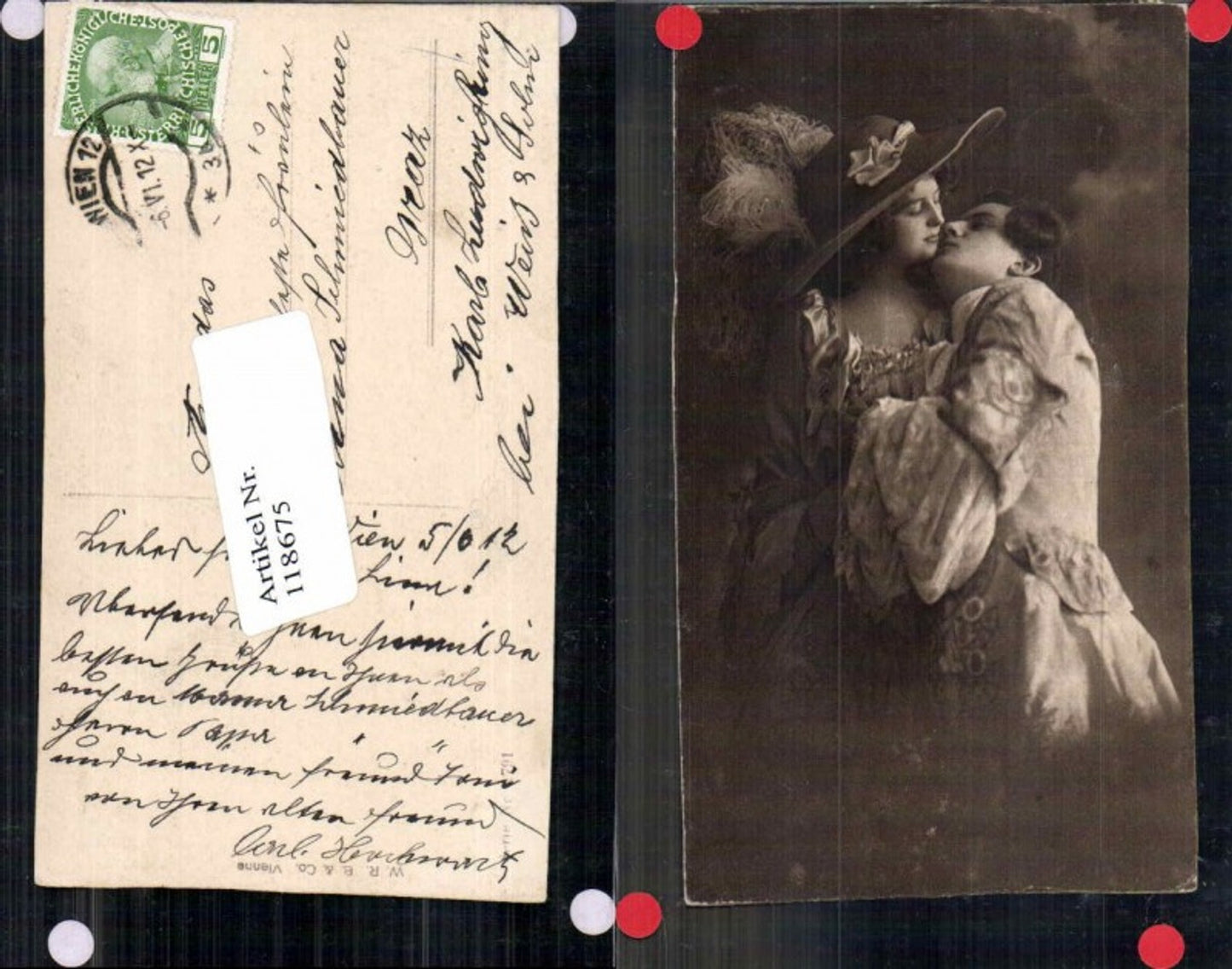 118675, Great AK woman with large hat, fashion hat fashion, kisses man 