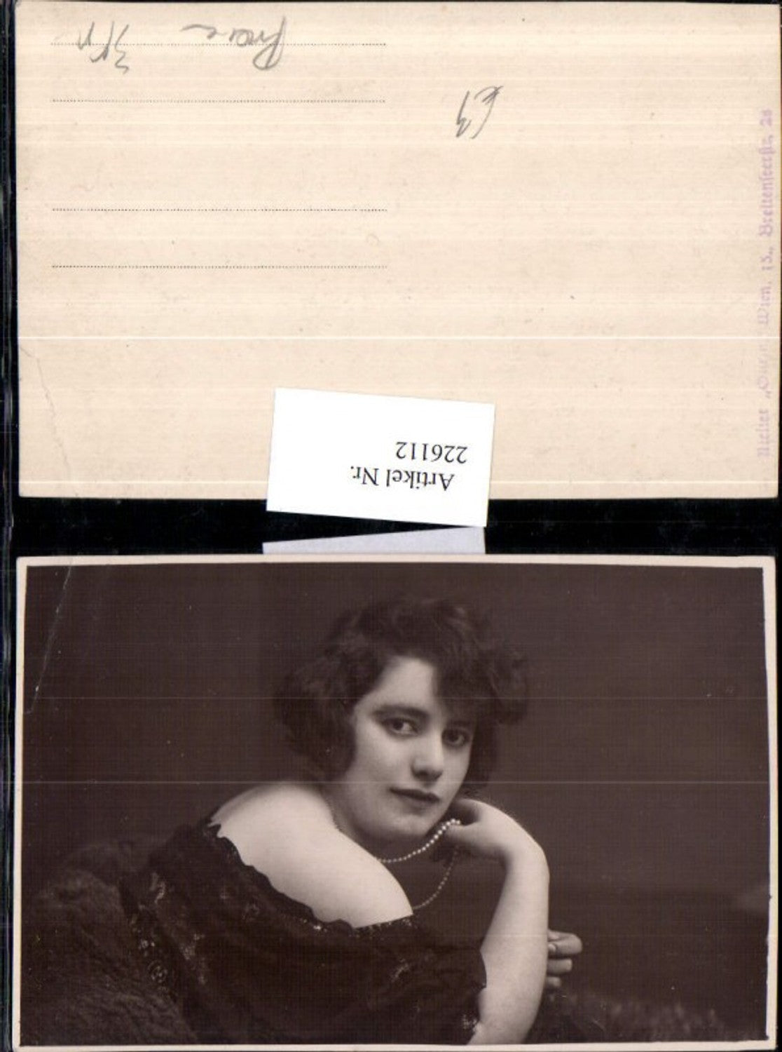 226112,Frau m. Kette Portrait