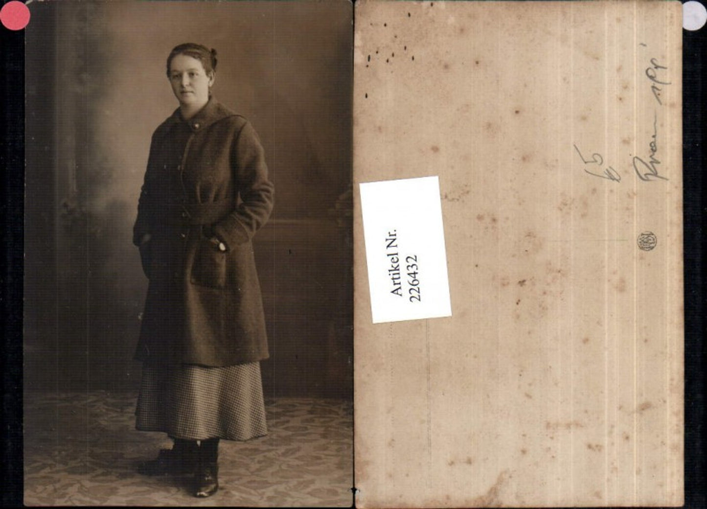 226432,Frau m. Mantel Uhr Portrait