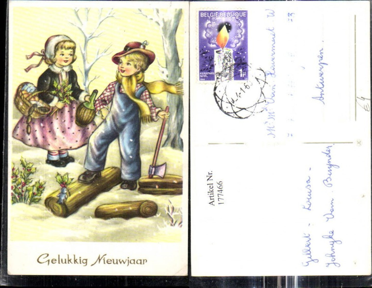 177466,Künstler Ak Kinder i. Winterwald Bub Junge b. Holzfällen Mädchen m. Korb Weinflasche Neujahr