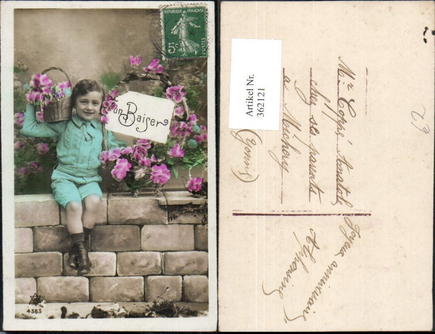 362121,Kind Bub Junge a. Mauer sitzend Korb Blumen Rosen