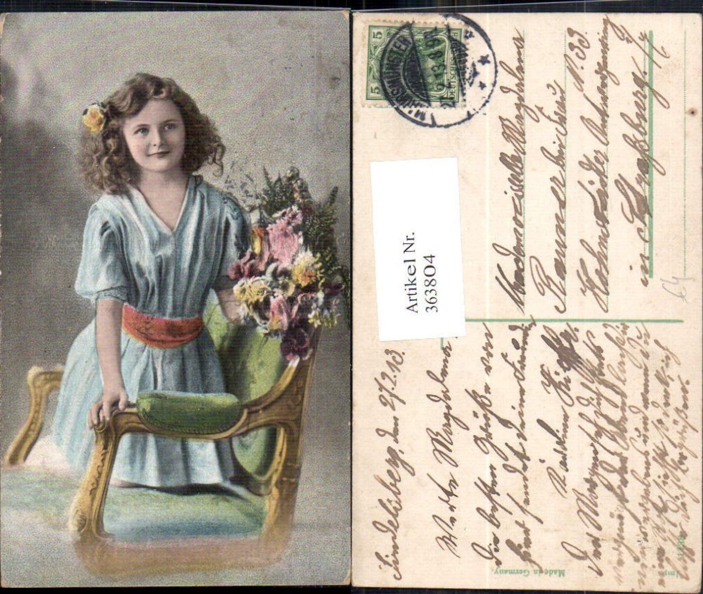 363804,Kind Mädchen a. Stuhl Lockenkopf Blumenstrauß